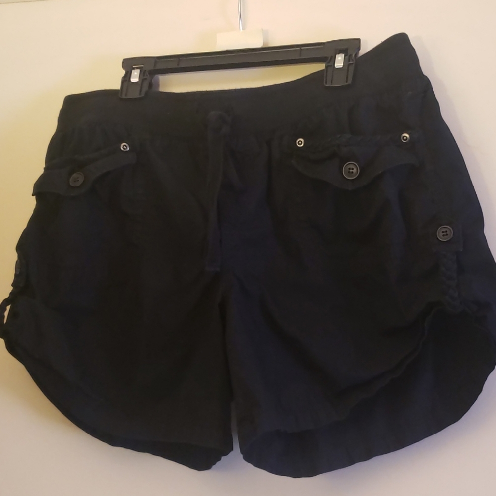 Shorts in black with robe accents